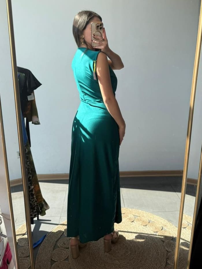 Vestido verde largo con escote profundo recogido