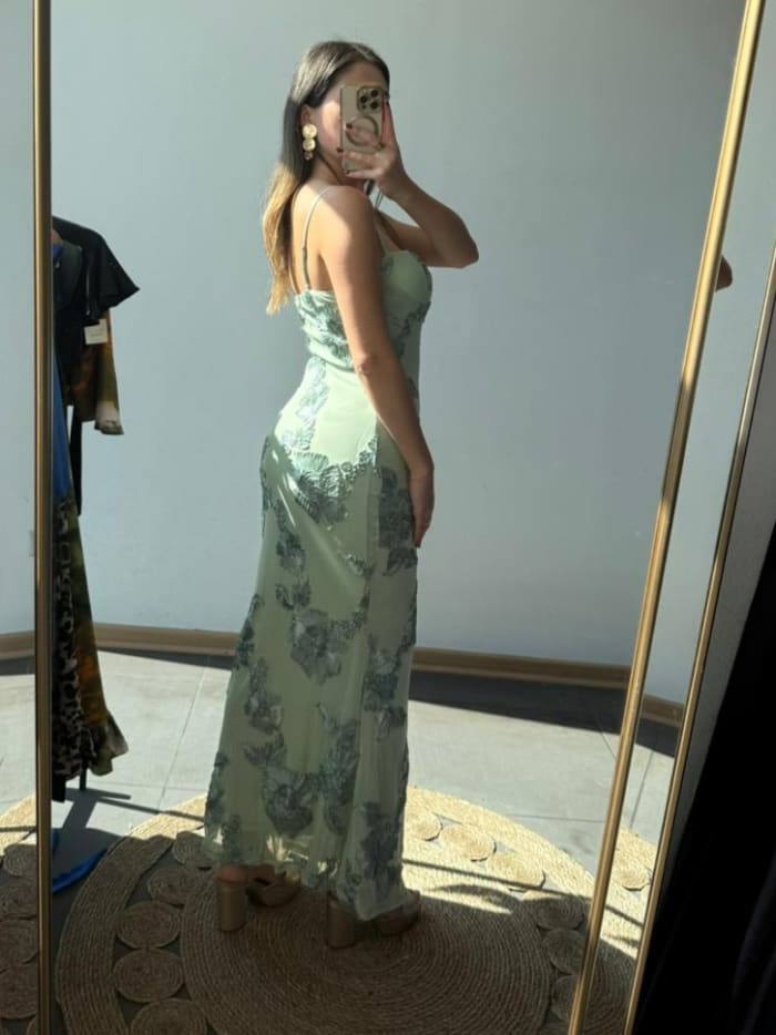 Vestido verde claro largo con detalles de flores en cintas