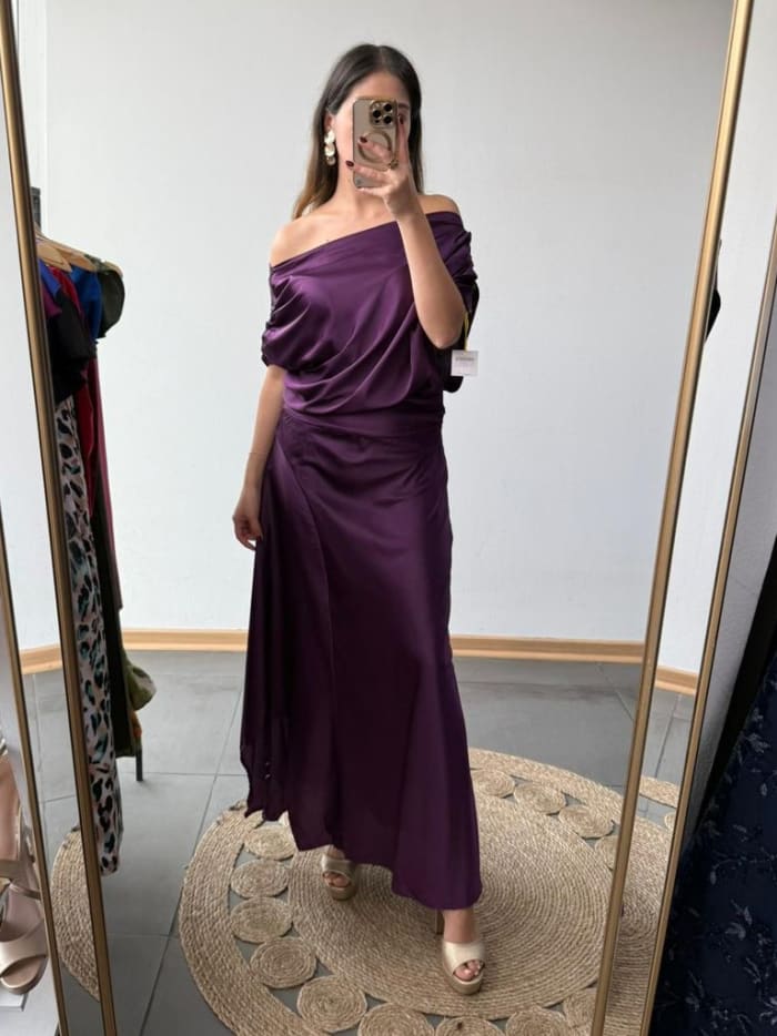 Vestido morado satinado