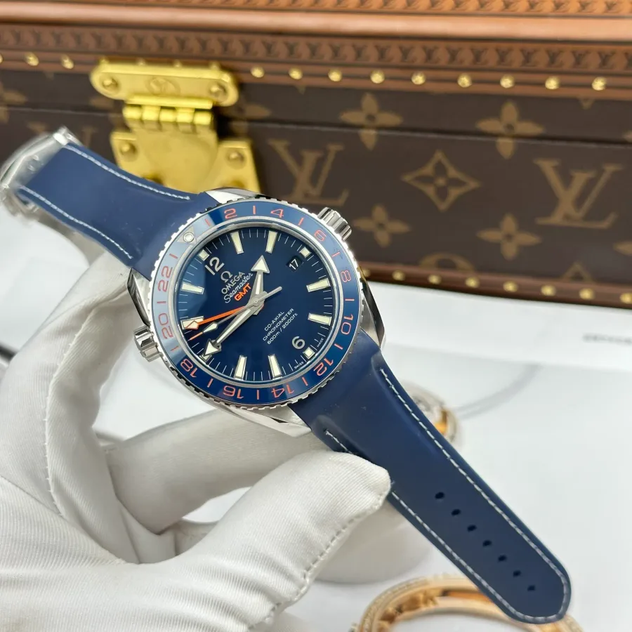 Omega Seamaster Planet Ocean GMT 600M 232.32.44.22.03.001 Blue Dial Rubber Strap 43.5mm Super Clone Watch - Angle 2 - Jack Watches USA