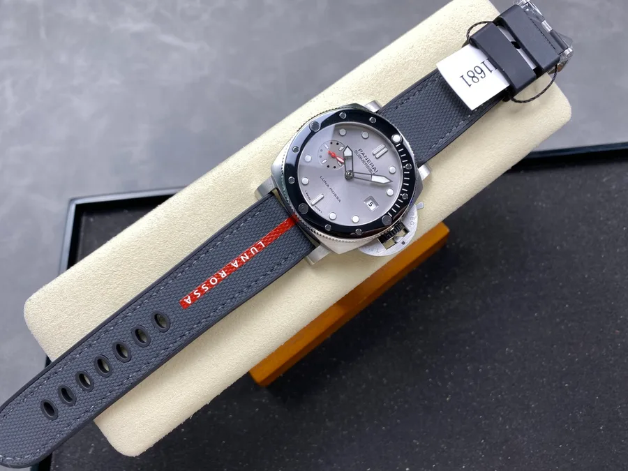 Panerai Submersible QuarantaQuattro Luna Rossa PAM01681 Silver Dial 44mm