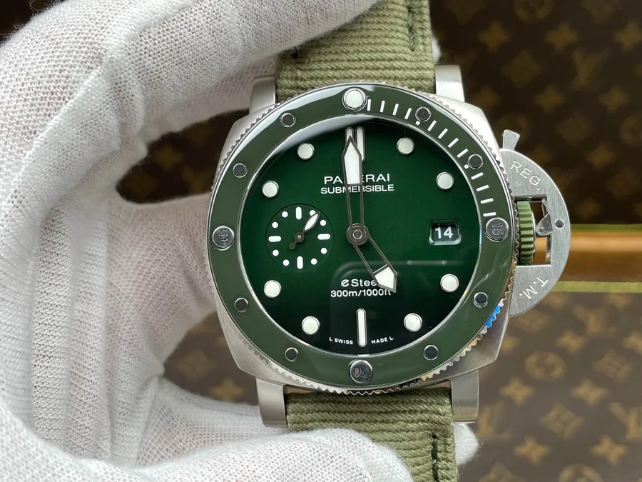 Panerai Submersible QuarantaQuattro Verde Smeraldo PAM1287 Green Dial 44mm Super Clone Watch - Angle 2 - Jack Watches USA
