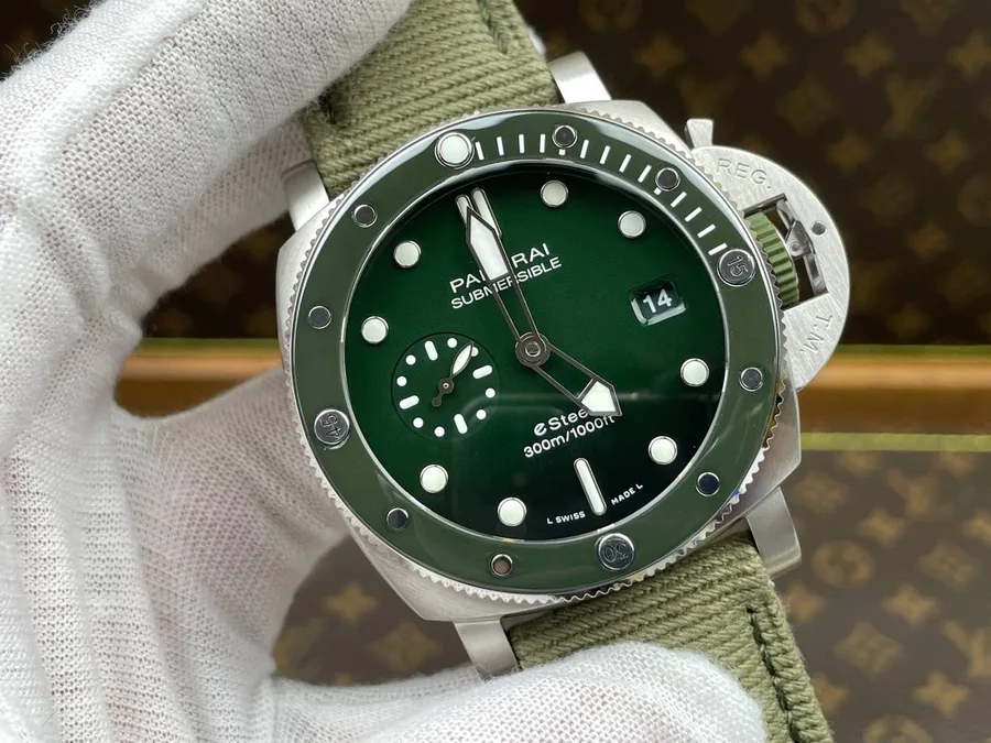 Panerai Submersible QuarantaQuattro Verde Smeraldo PAM1287 Green Dial 44mm Super Clone Watch - Angle 3 - Jack Watches USA