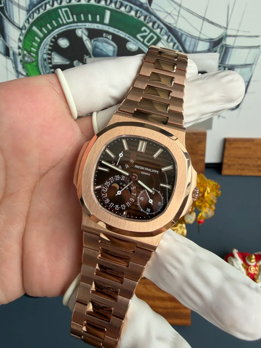 Patek Philippe Nautilus 5712/1R-001 Brown Dial 18K Rose Gold Plating Gained Weight 195g UMIF 40mm Super Clone Watch - Angle 2 - Jack Watches USA