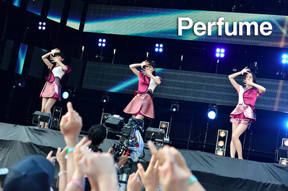 https://res.cloudinary.com/vdeep/image/upload/v1753874306/articles/rock-in-japan-2015-11-580x385_sbcg82.png