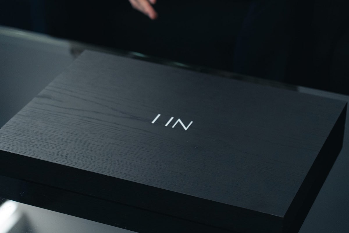 「I IN」のロゴが入った黒い木箱。中に資料一式を納める