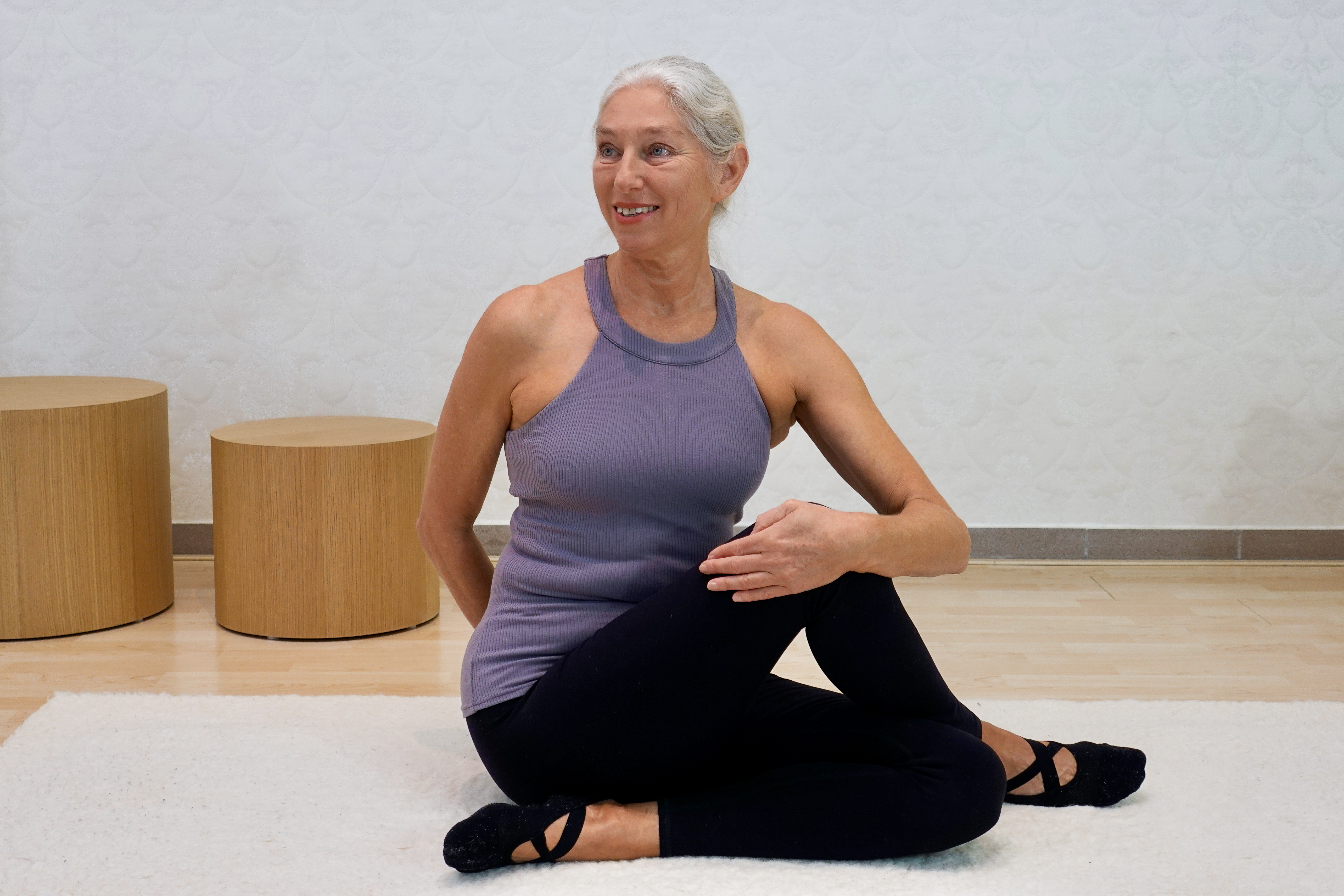 Eine Frau macht die Yoga Übung Drehsitz