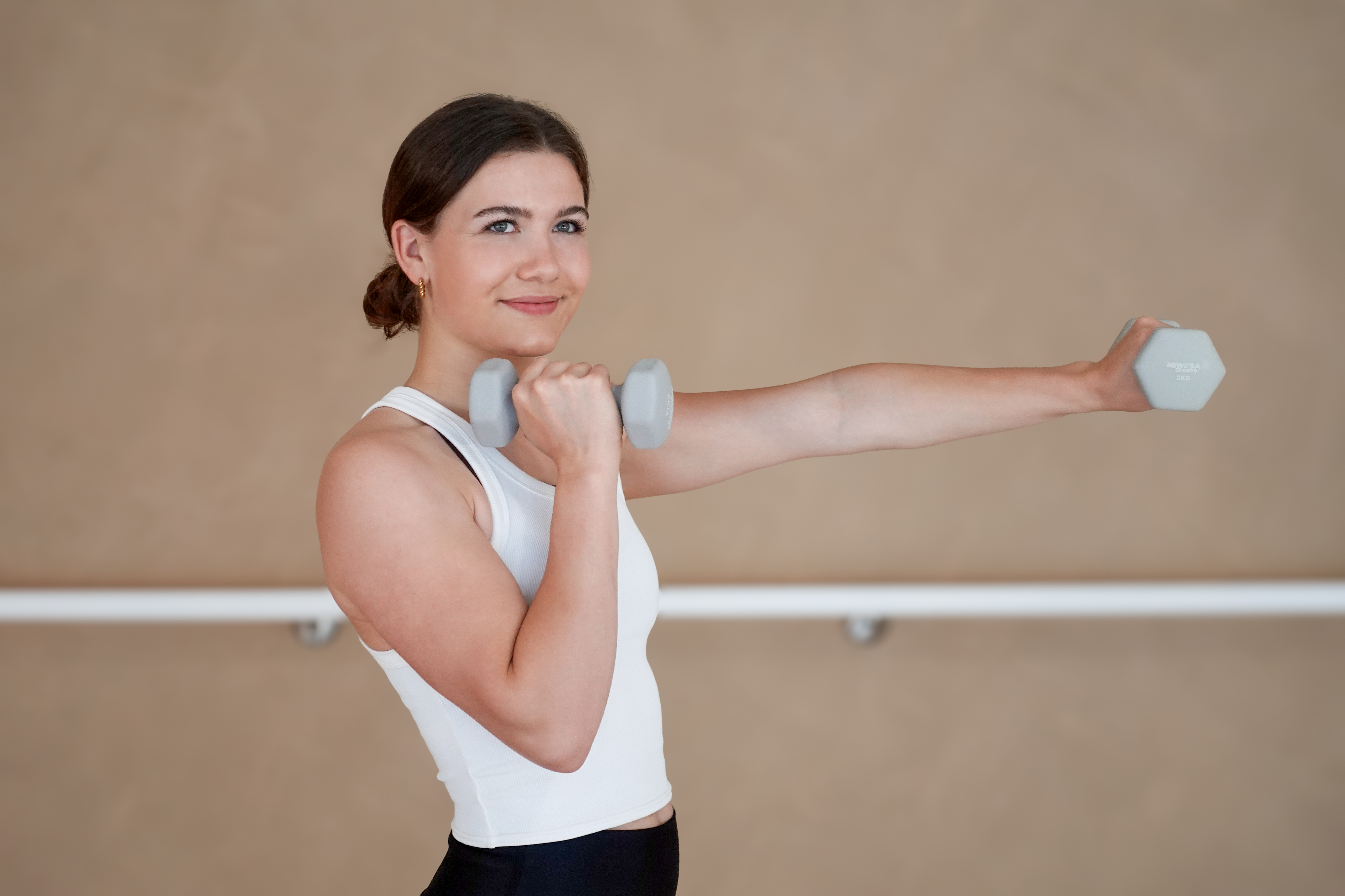 Eine Person trainiert mit Gewichten
