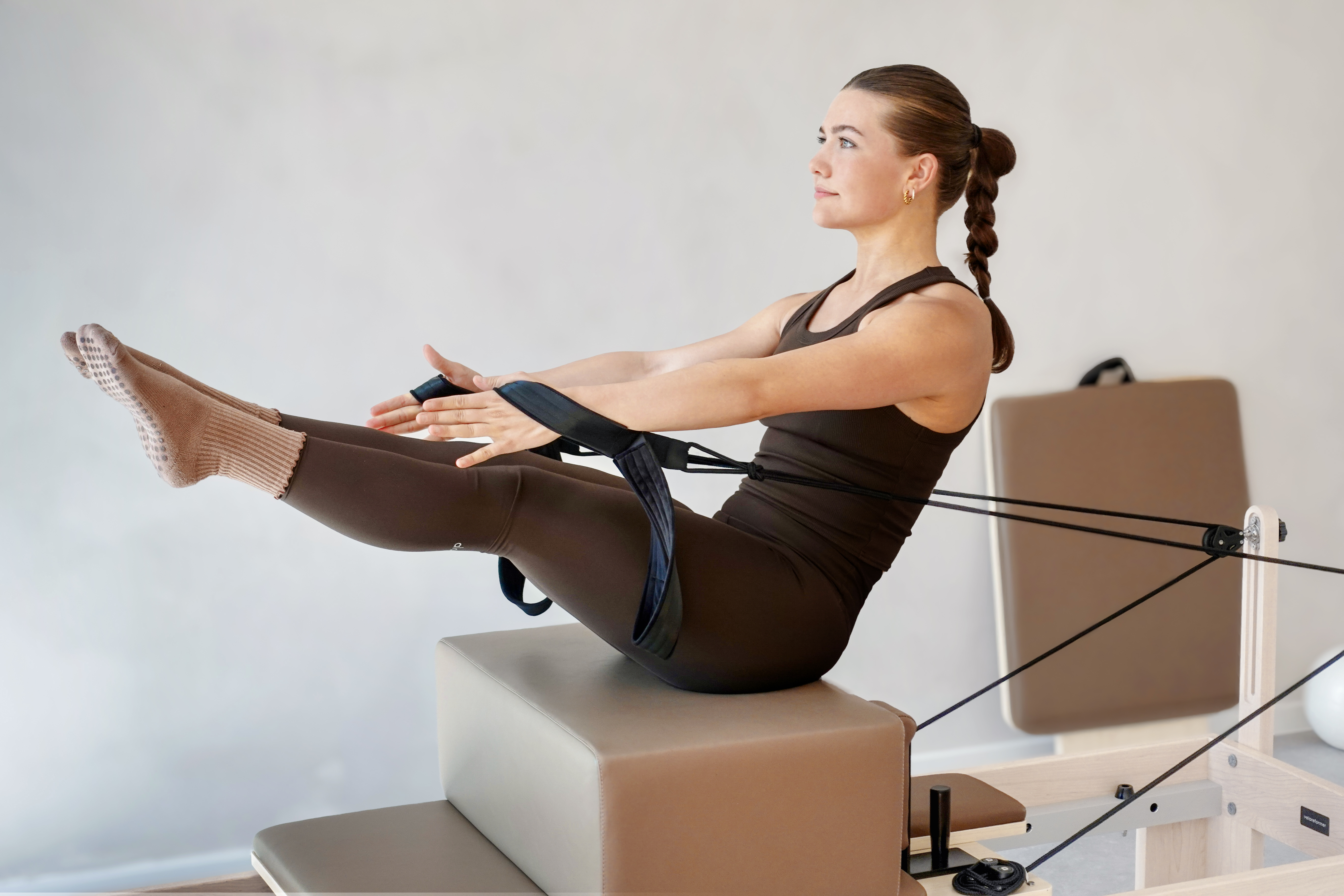 Eine Person trainiert mit Gewichten