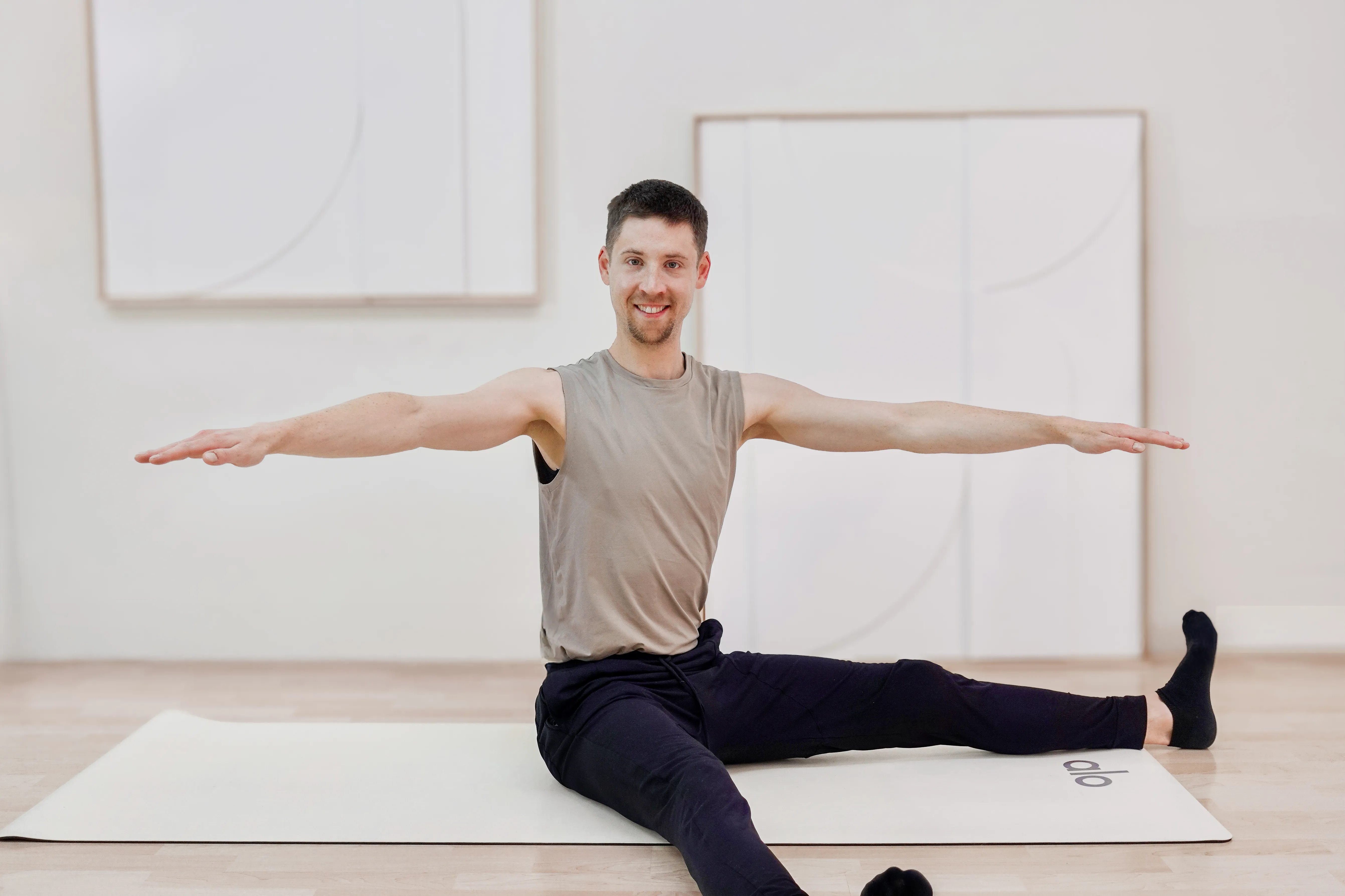 Eine Person macht die Pilates Übung Twist.