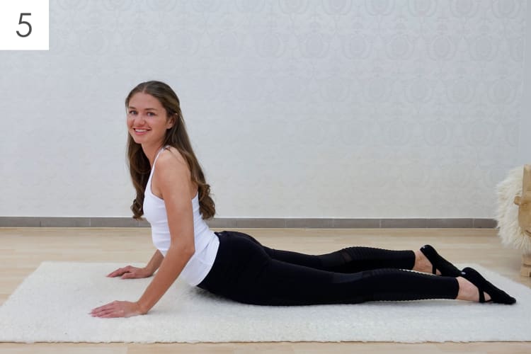 Eine Frau macht die Pilates Übung Swan
