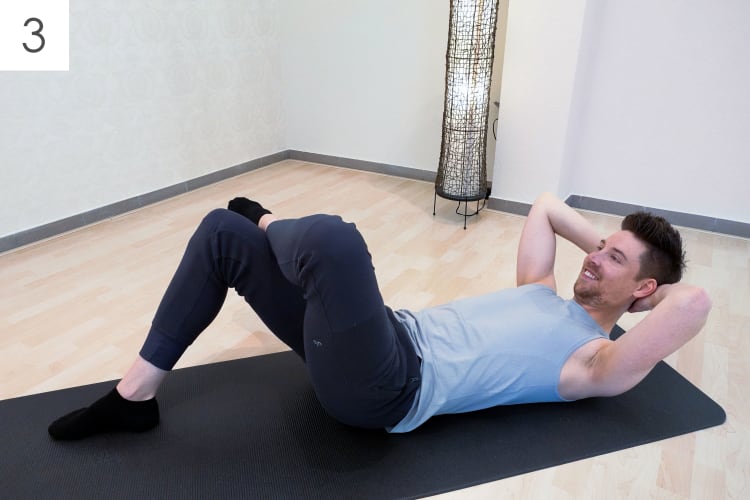 Ein Mann macht Dehnübungen Pilates