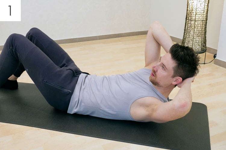 Ein Mann macht Pilates Bauchmuskelübungen