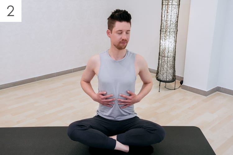 Ein Mann macht Pilates Atemübungen