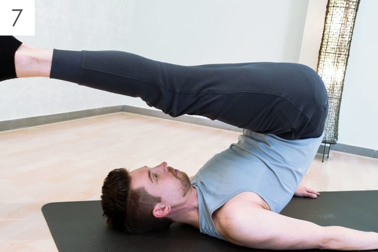 Ein Mann macht Pilates Rollover