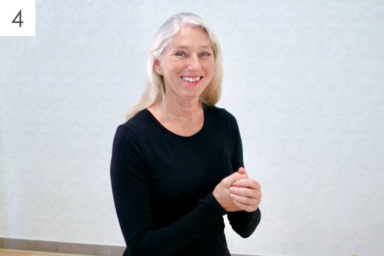 Eine Frau macht Sport Übungen für die Hände und Finger im Sitzen
