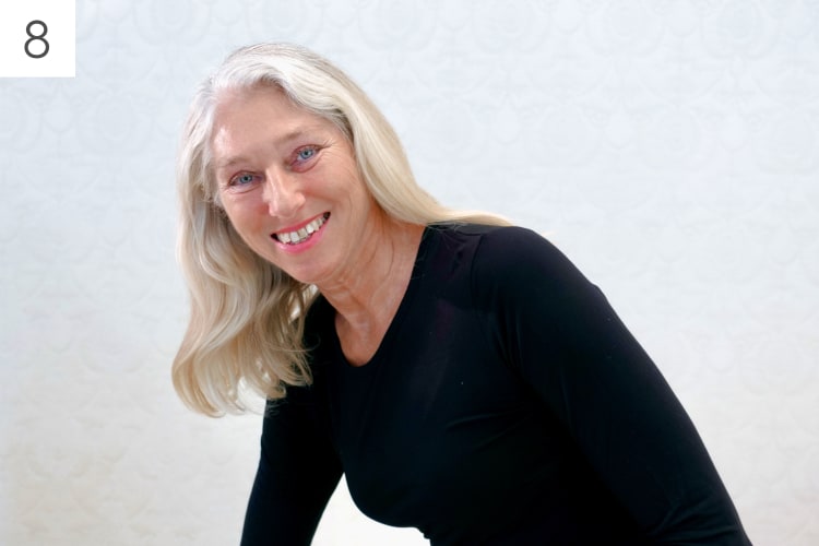 Eine lachende Pilates Trainerin