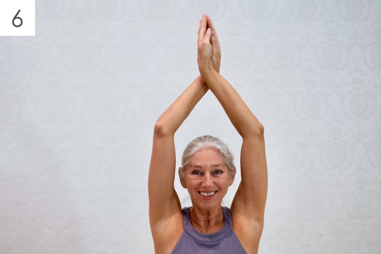 Eine Frau macht die Yoga Übung Lotusblüte