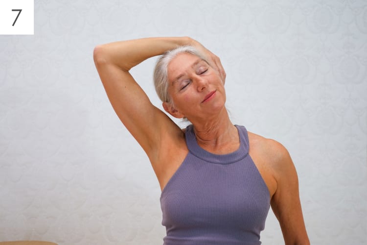 Eine Frau macht Yoga Übung zum Dehnen des Nackens
