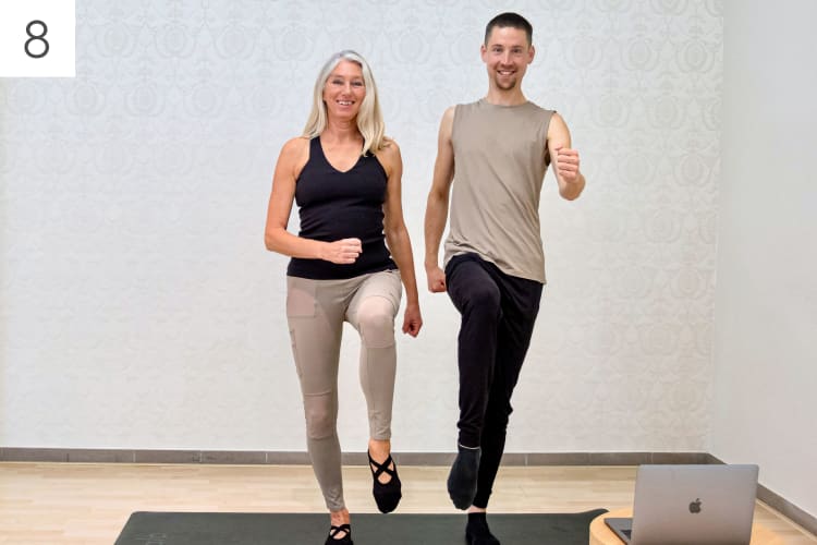 Eine Frau macht die Pilates Übung Seitstütz