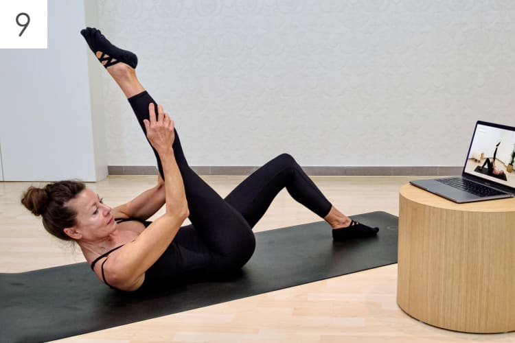 Eine Frau und ein Mann machen die Pilates Übung Gehen