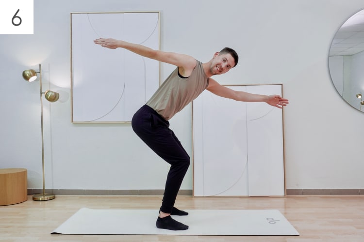 Eine Person macht Cardio Pilates.