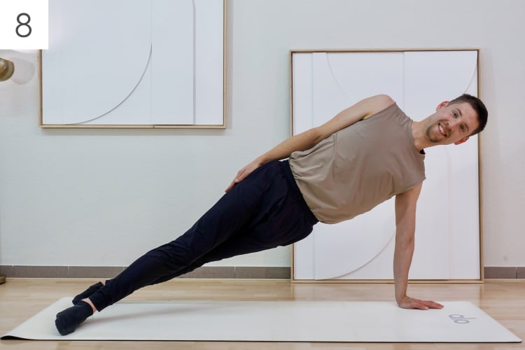 Eine Person macht die Pilates Übung Seitstütz.