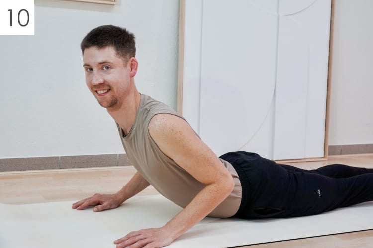 Eine Person macht die Pilates Übung Swan.