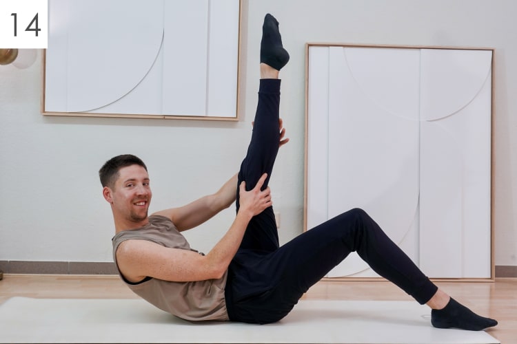 Eine Person macht eine Dehnungs Pilates Übung.