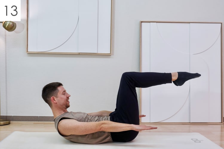 Eine Person macht die Pilates Übung Waage.