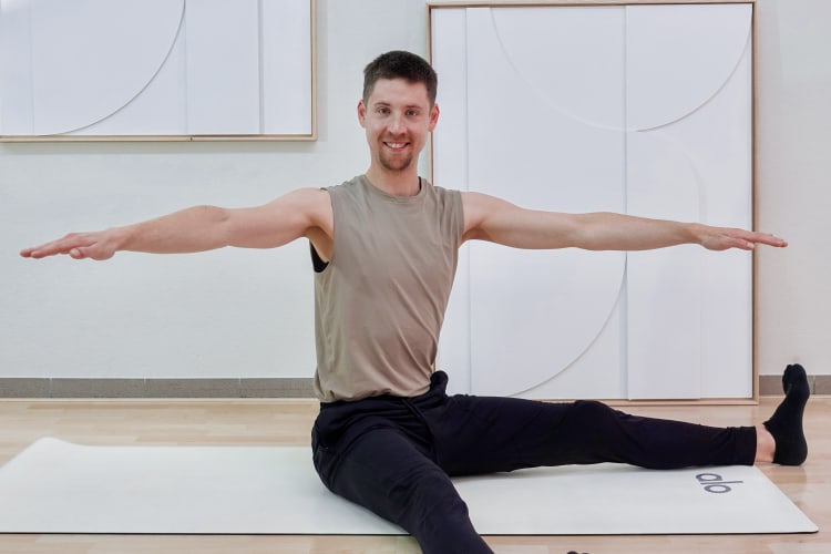 Eine Person macht die Pilates Übung Twist.