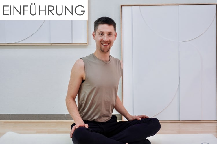 Ein Pilates Trainer lacht beim Training.
