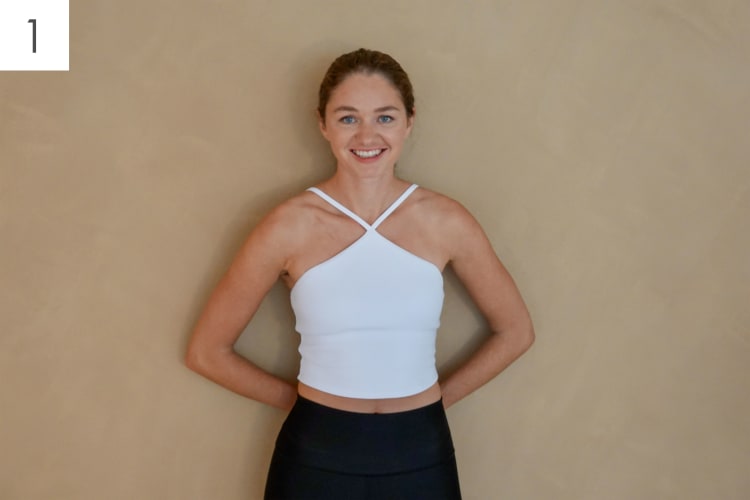 Eine Person macht die Pilates Übung Twist