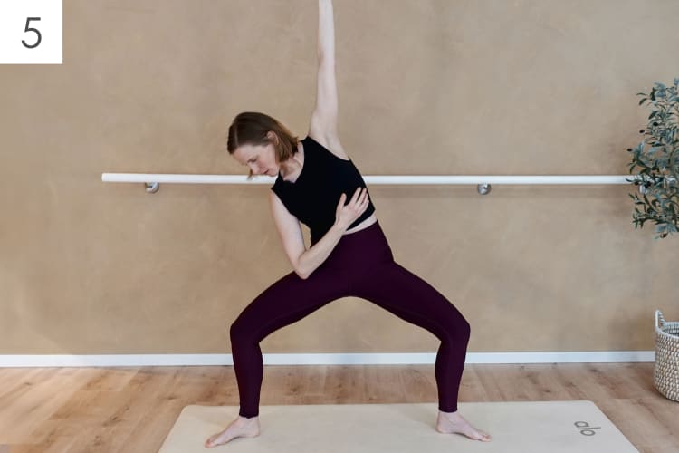 Eine Person macht die Pilates Übung Schulterbrücke.