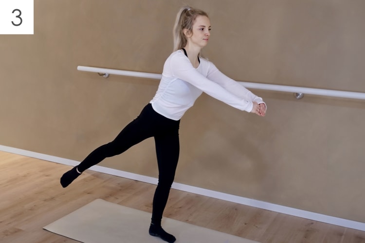 Eine Person macht eine Pilates Übung.