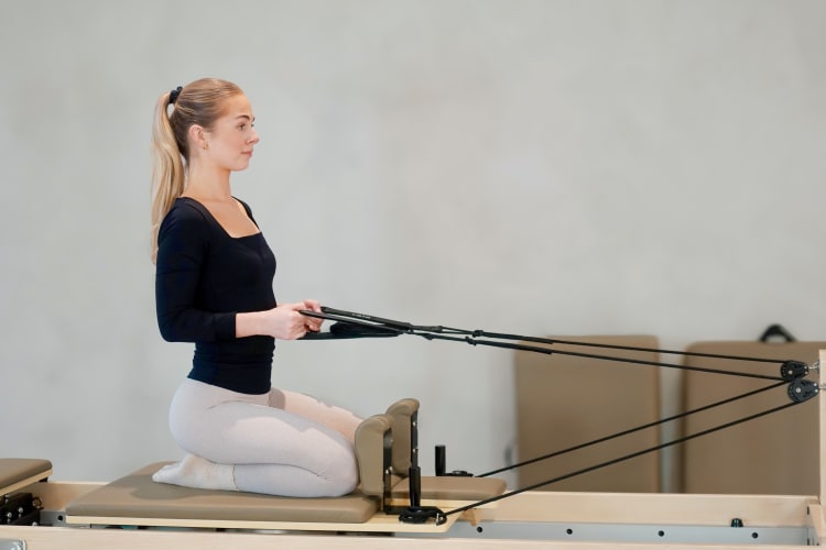 Eine Trainerin erklärt den Kurs