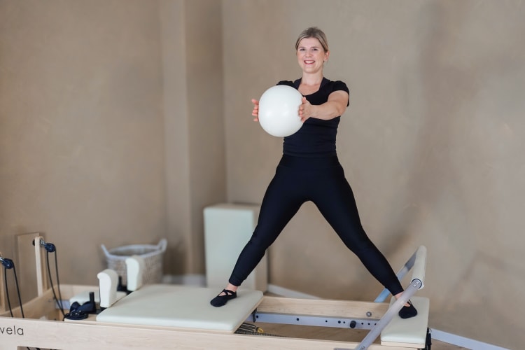Eine Person macht die Pilates Übung Schulterbrücke.