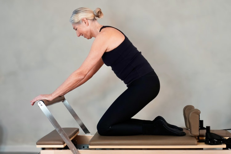 Eine Person macht Übungen zum Dehnen