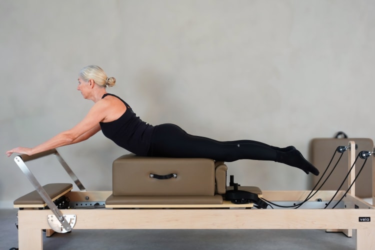 Nach Pilates ist man so jung wie die Wirbelsäule beweglich! Ein Training zur Verbesserung der Beweglichkeit der Wirbelsäule. 