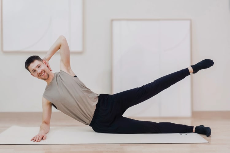 Eine Person macht eine Pilates Übung für die Beine.