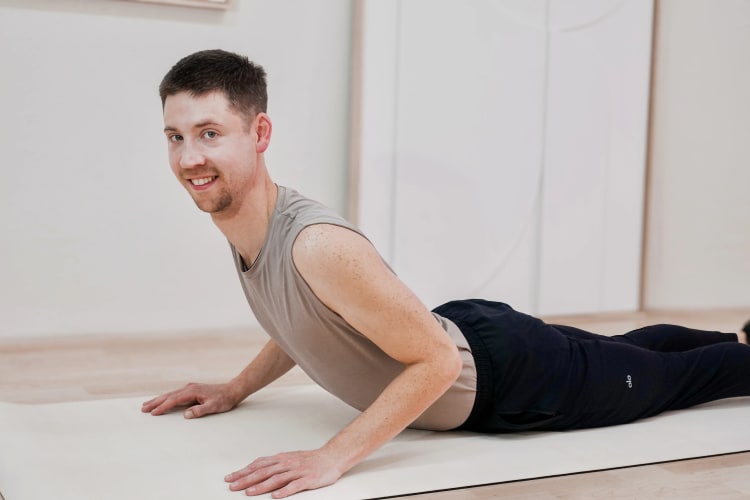 Eine Person macht die Pilates Übung Swan.