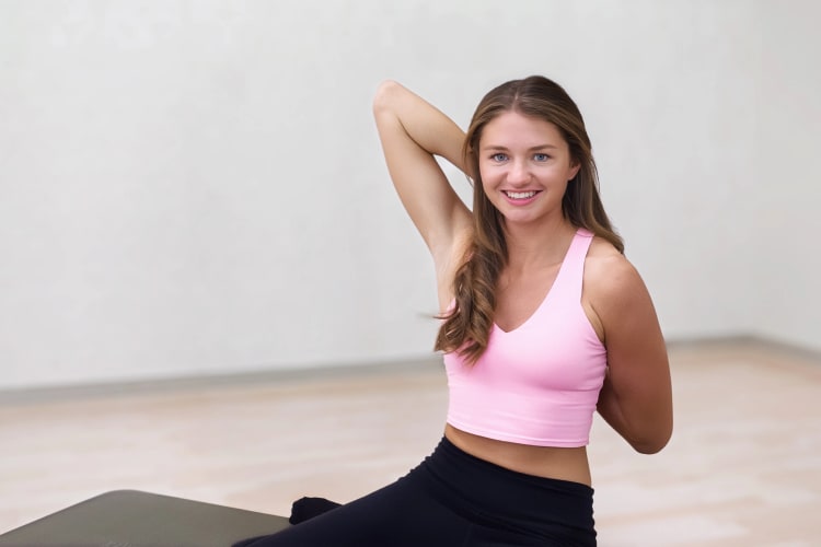 Eine Frau macht Dehnübungen im Pilates