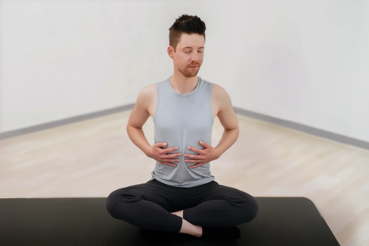 Ein Mann macht Pilates Atemübungen