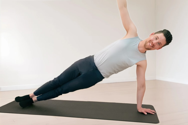 Ein Mann macht Pilates Seitstütz