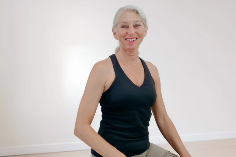 Eine lachende Pilates Trainerin