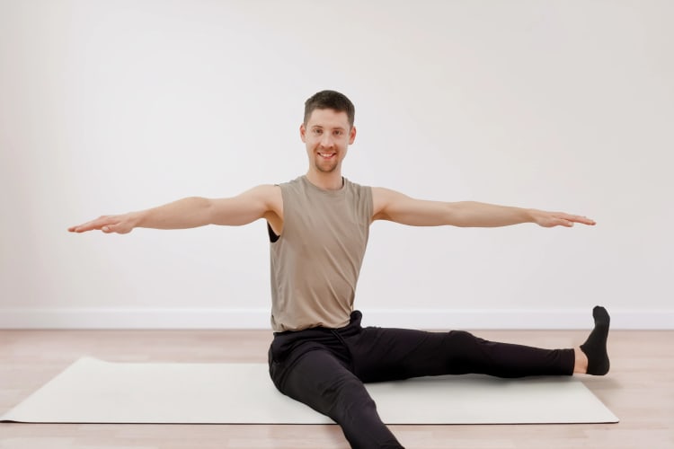 Eine Person macht die Pilates Übung Twist