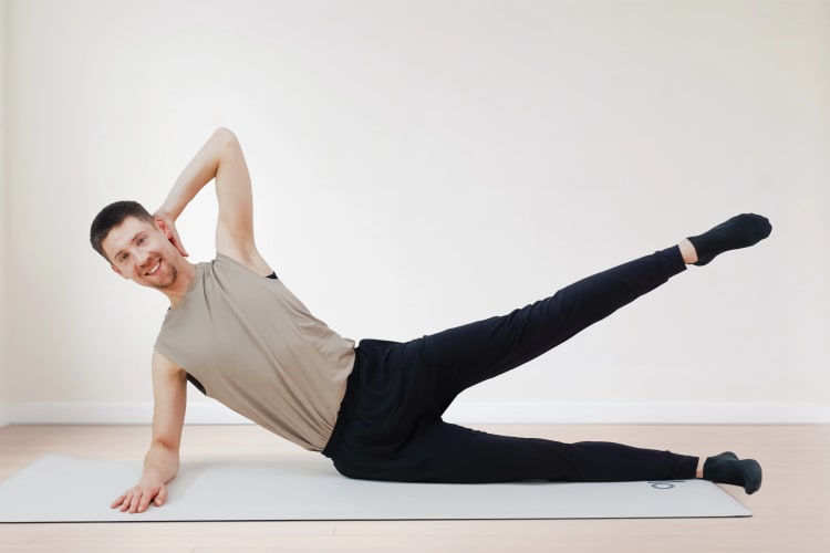 Eine Person macht eine Pilates Übung für die Beine.
