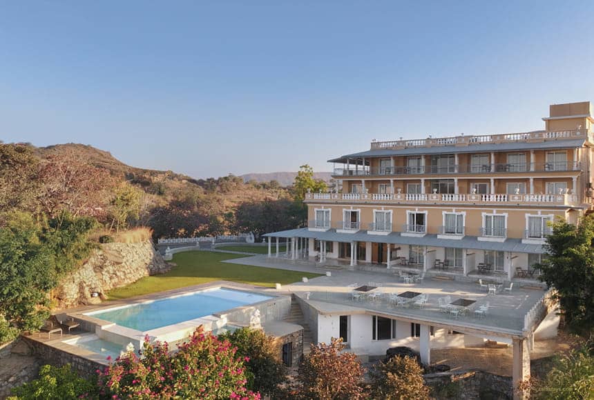 The pool and hillside building at Fateh Safari Resort