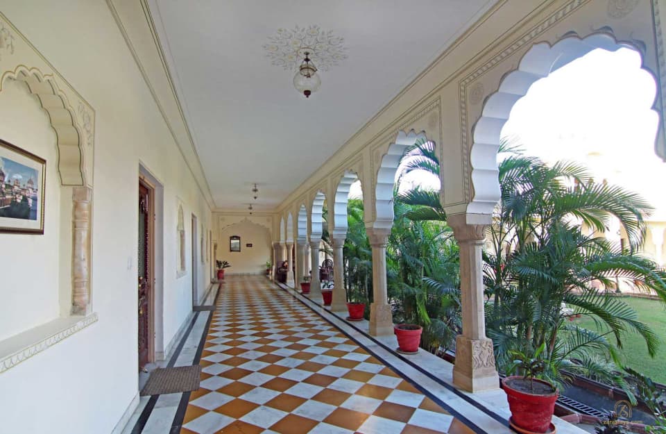 An arched veranda at Amar Mahal