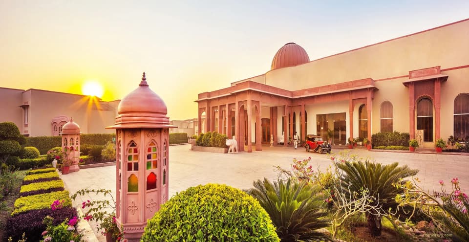 The entrance and gardens at Orchha Palace